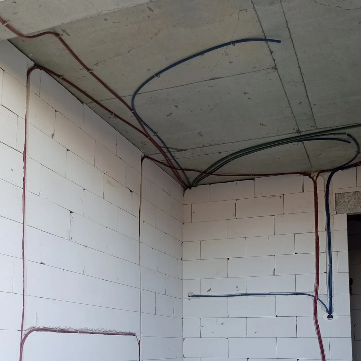 Kaba inşaat elektrik borulama ve tesisat uygulaması